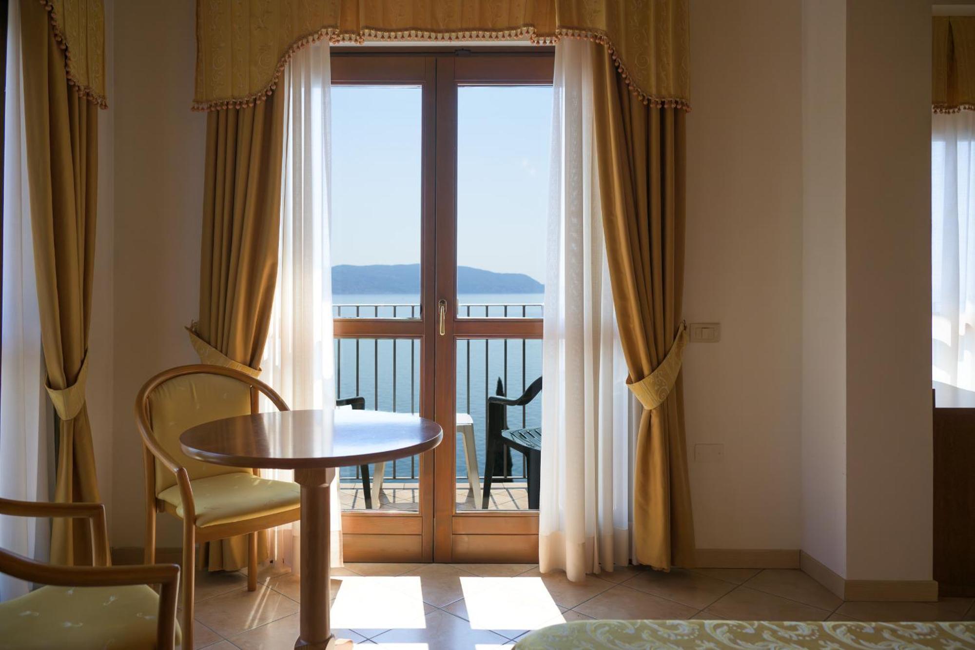 Triple Room with Balcony or Terrace and Lake View
